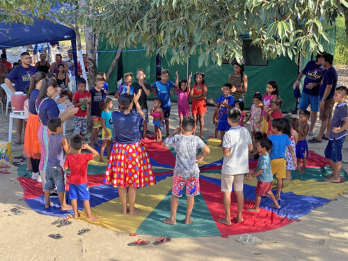 Children in Brazil playing games and singing praise with Hope for Brazil missions